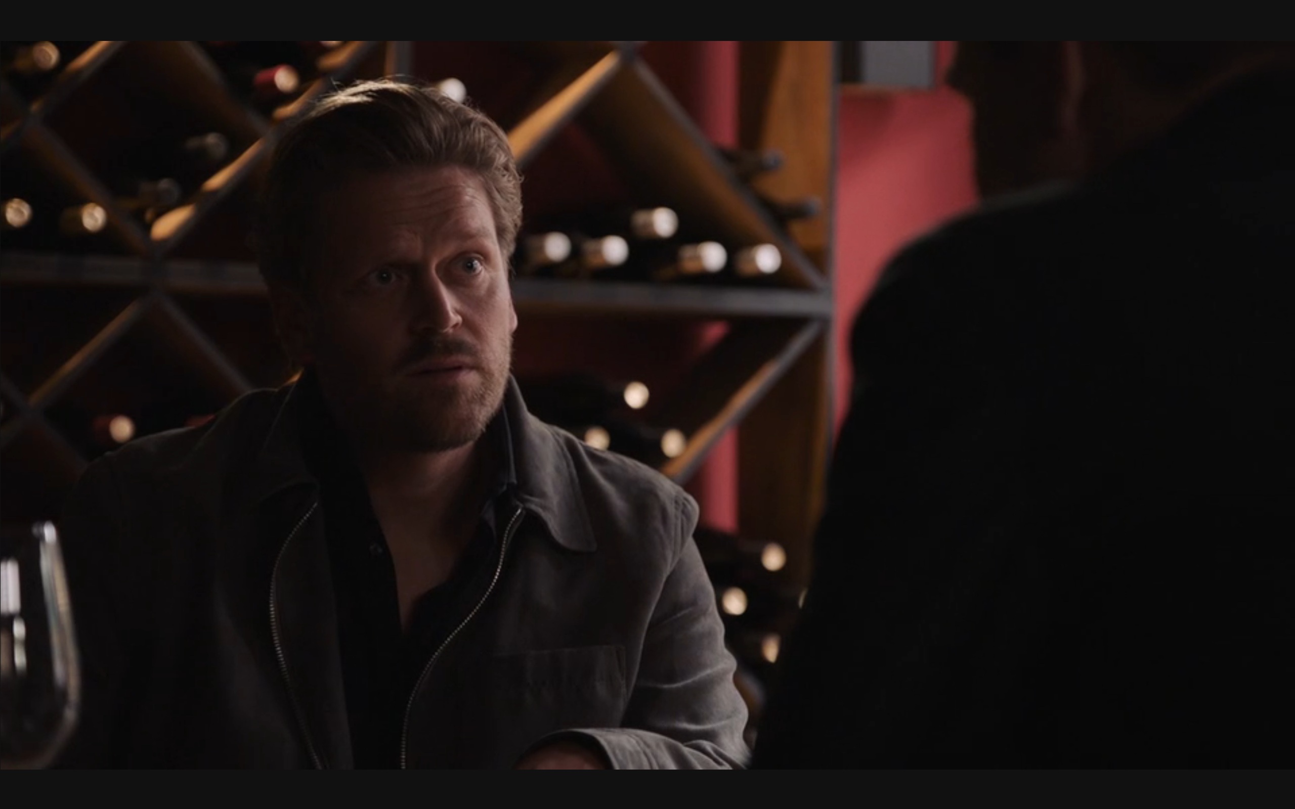 Stefano doet een gedeeltelijke biecht bij de politie